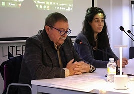 La oncóloga Carolina de la Pinta Alonso junto con Alberto Arizcun, presidente del Comité Técnico de la AECC en Palencia, el jueves en el Ateneo.