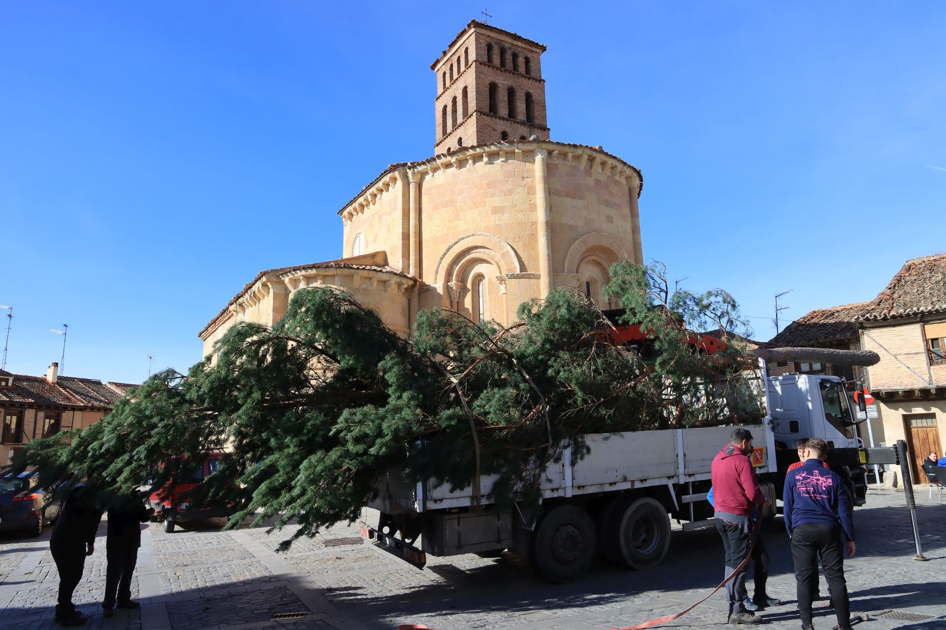 Así ha llegado el pino navideño de San Lorenzo