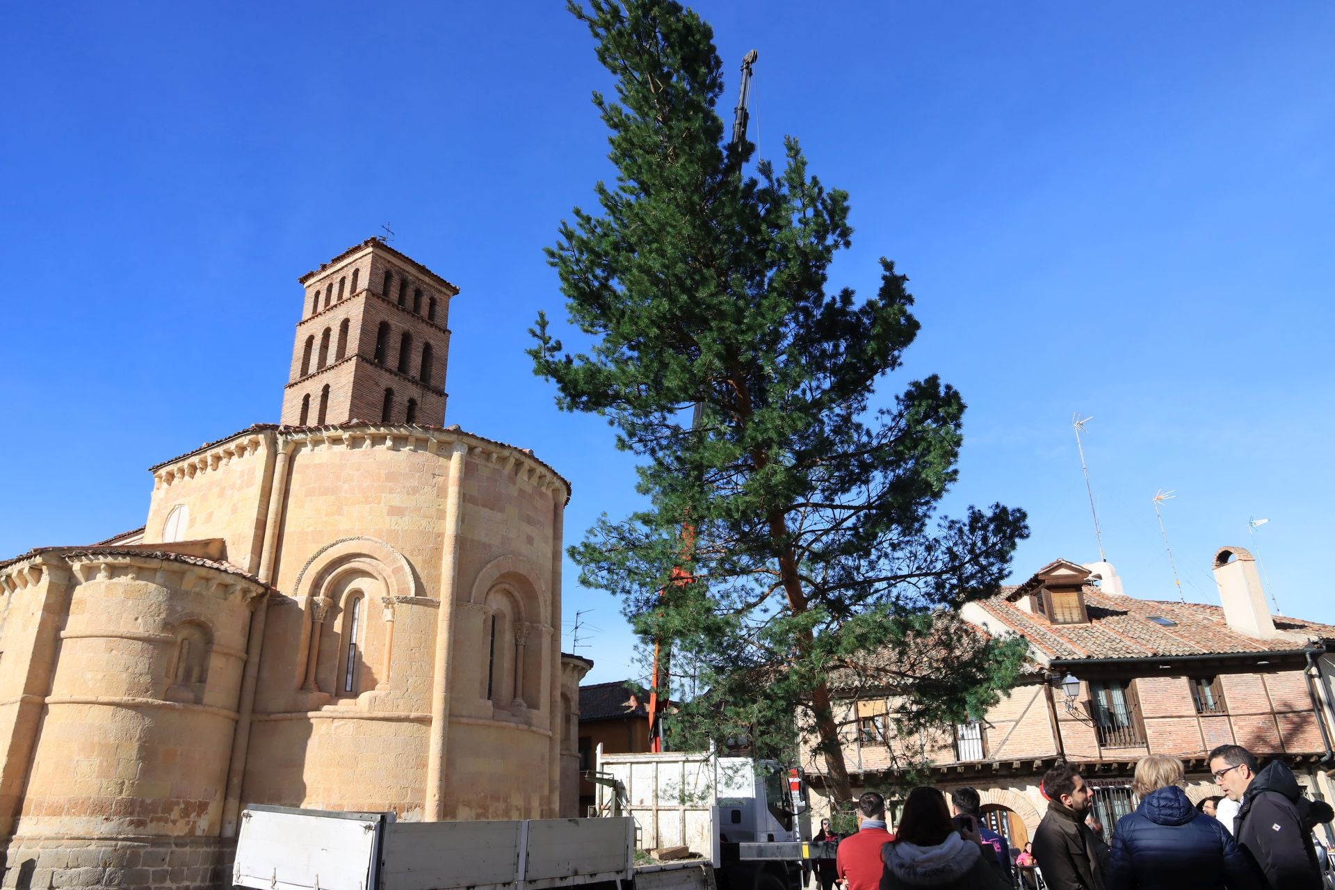 Así ha llegado el pino navideño de San Lorenzo