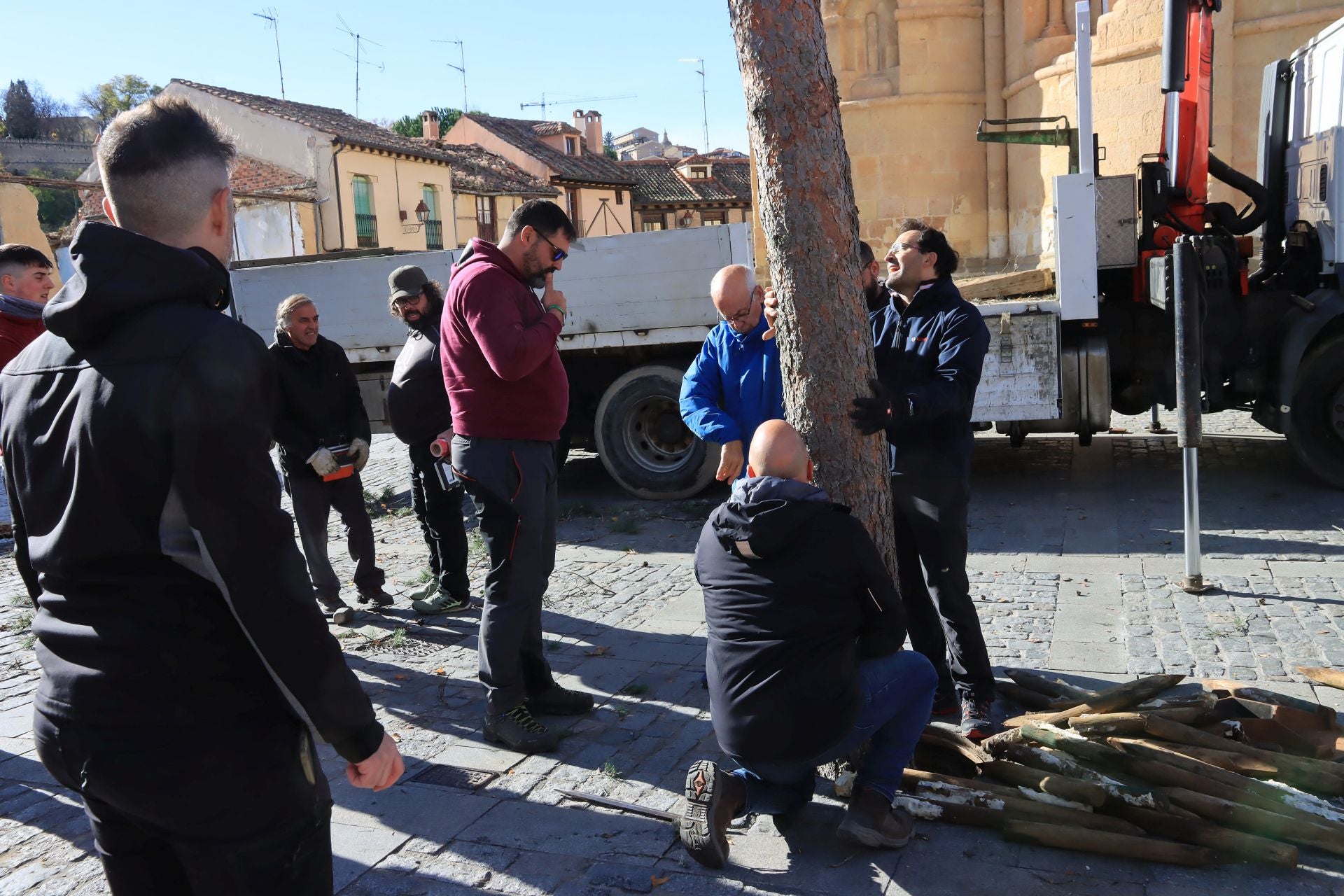 Así ha llegado el pino navideño de San Lorenzo