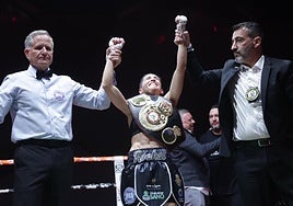 Isa Rivero no puede contener las lágrimas sobre el ring al recibir el cinturón de campeona del mundo.