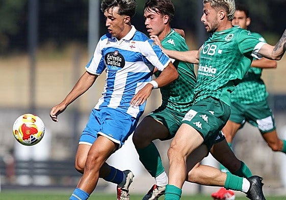 El segoviano Fabián Urzain, perseguido por dos rivales durante un encuentro con el Deportivo Fabril.