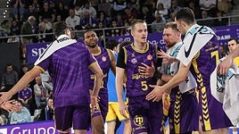 Los jugadores del Súper Agropal Palencia celebran la victoria ante el Estudiantes, este sábado en el Pabellón.