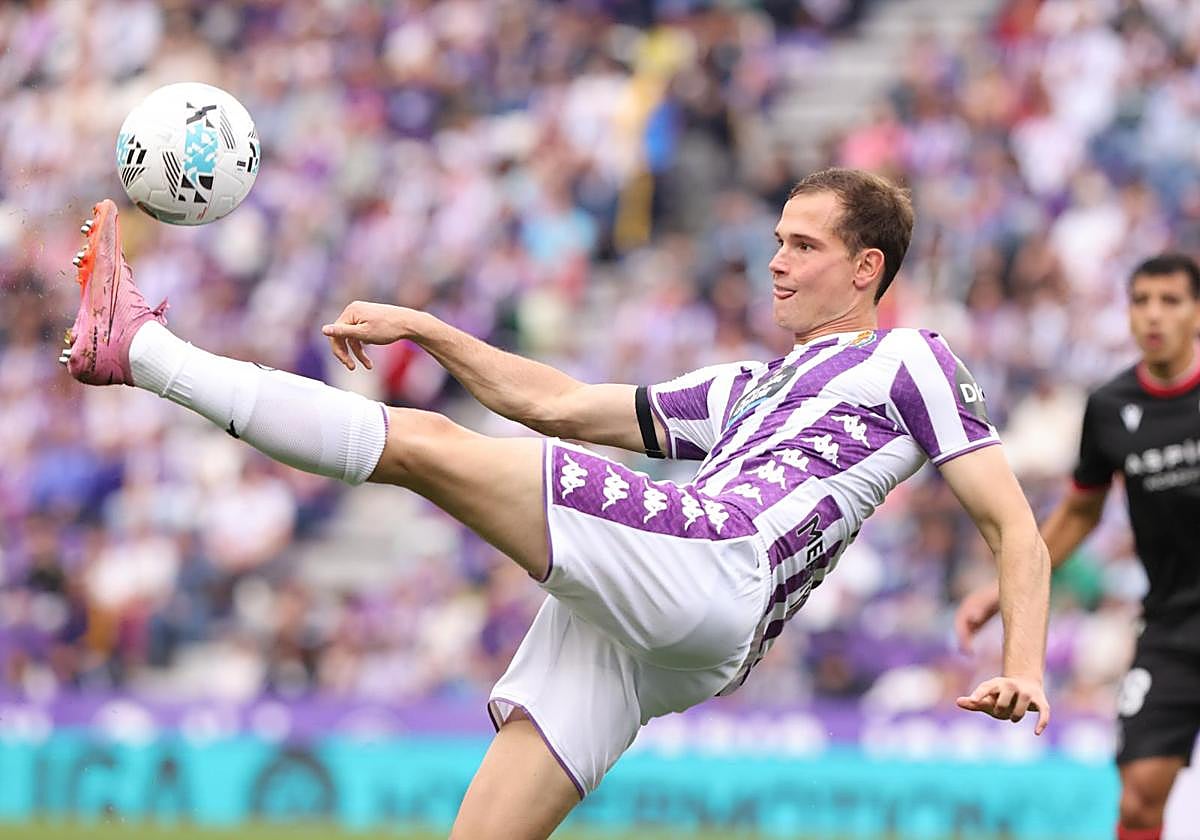 Juanmi Latasa, durante el partido del Real Valladolid ante la Cultural Leonesa disputado en la jornada séptima en Zorrilla.