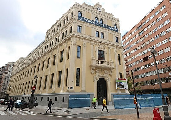 Edificio de la antigua sede de la Agencia Tributaria que ocuparán los funcionarios de Servicios Sociales de la Junta.