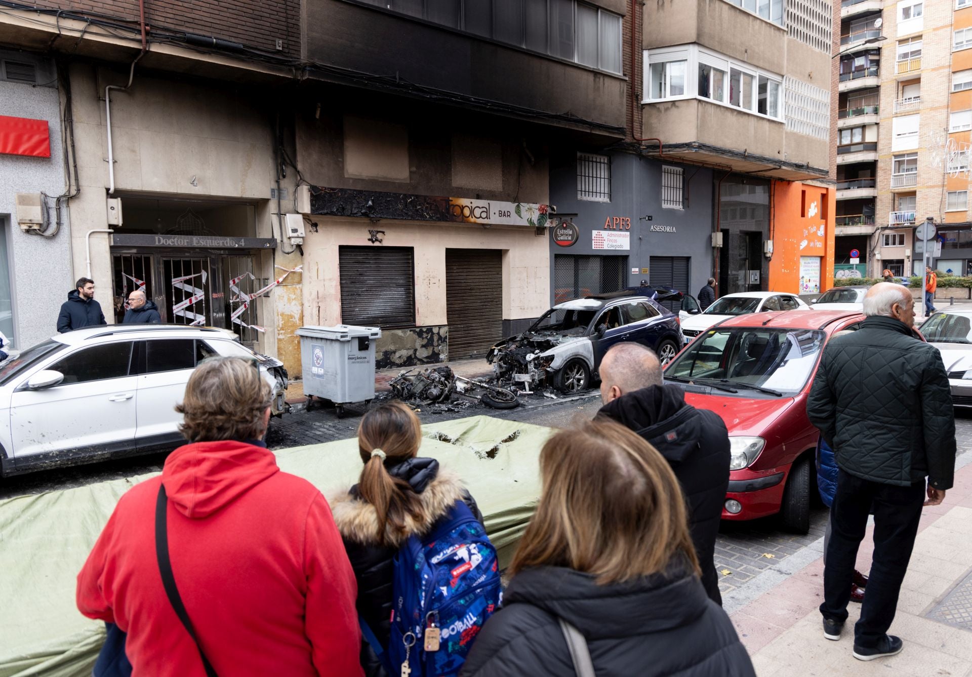 Las imágenes de una intensa noche de incendios en el barrio del Hospital