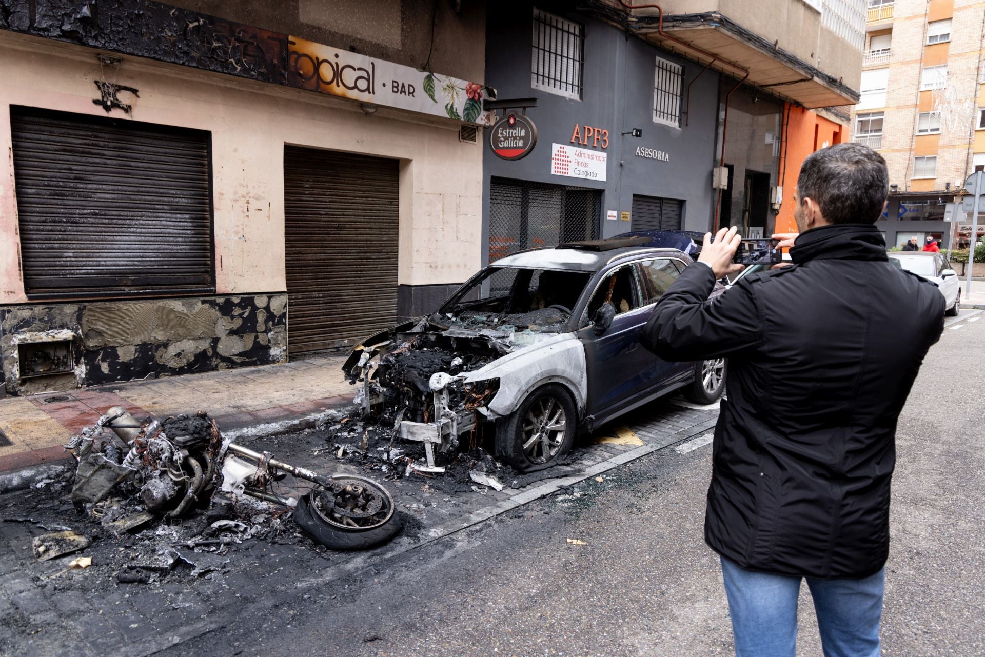 Las imágenes de una intensa noche de incendios en el barrio del Hospital