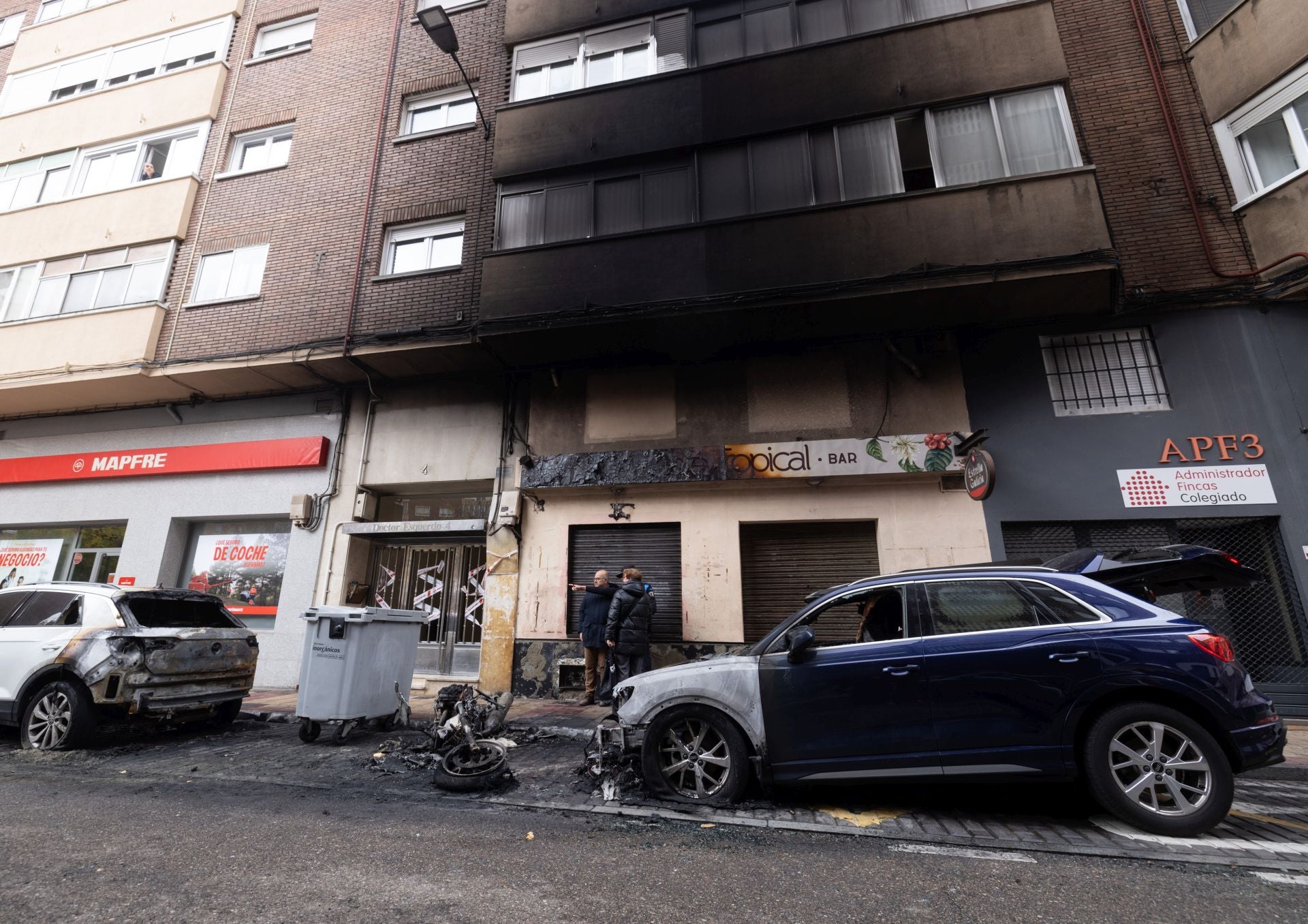 Las imágenes de una intensa noche de incendios en el barrio del Hospital