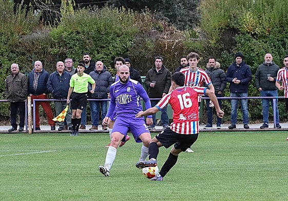 Blanco trata de robar el balón a un rival del Tordesillas, este domingo en el Mariano Haro.