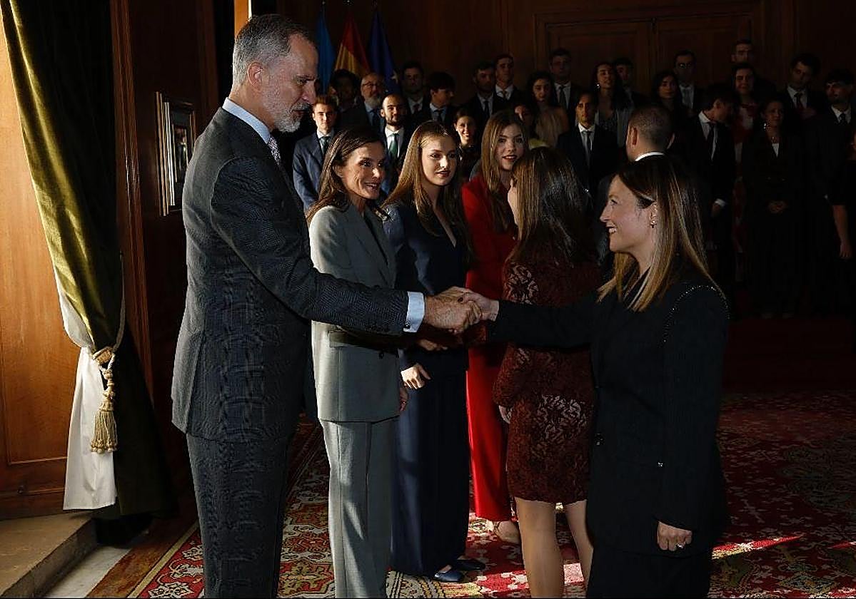 Cristina Conde saluda a la Familia Real.