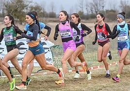 Caral Gallardo, en el centro del grupo, durante el Cros de Atapuerca.