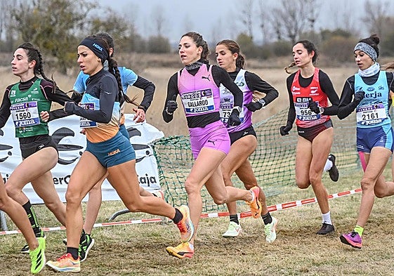Caral Gallardo, en el centro del grupo, durante el Cros de Atapuerca.