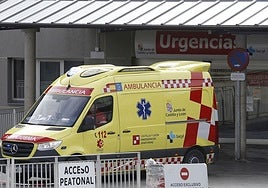 Una ambulancia en la entrada a Urgencias en el Hospital General Universitario de Segovia.