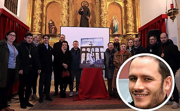 Representantes de las cofradías en la presentación del cartel anunciador de la pasada Semana Santa y en el círculo, el presidente, Víctor García.