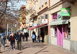 Transeúntes pasean por la parte alta de la calle José Zorrilla, una de las arterias comerciales de la ciudad donde hay tiendas cerradas.