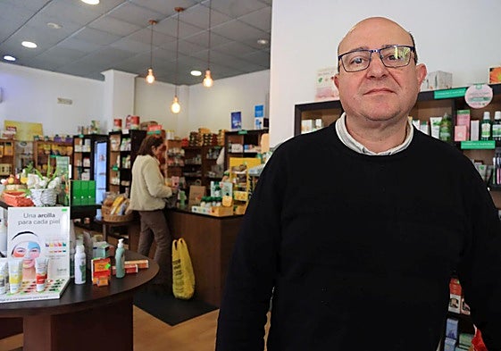 Luis González, en el herbolario que regenta.