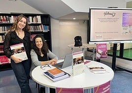 Carmen Teresa García Arroyo (sentada), con la vicepresidenta de la Fundación Lola Pérez Rivera, Andrea de la Calle.