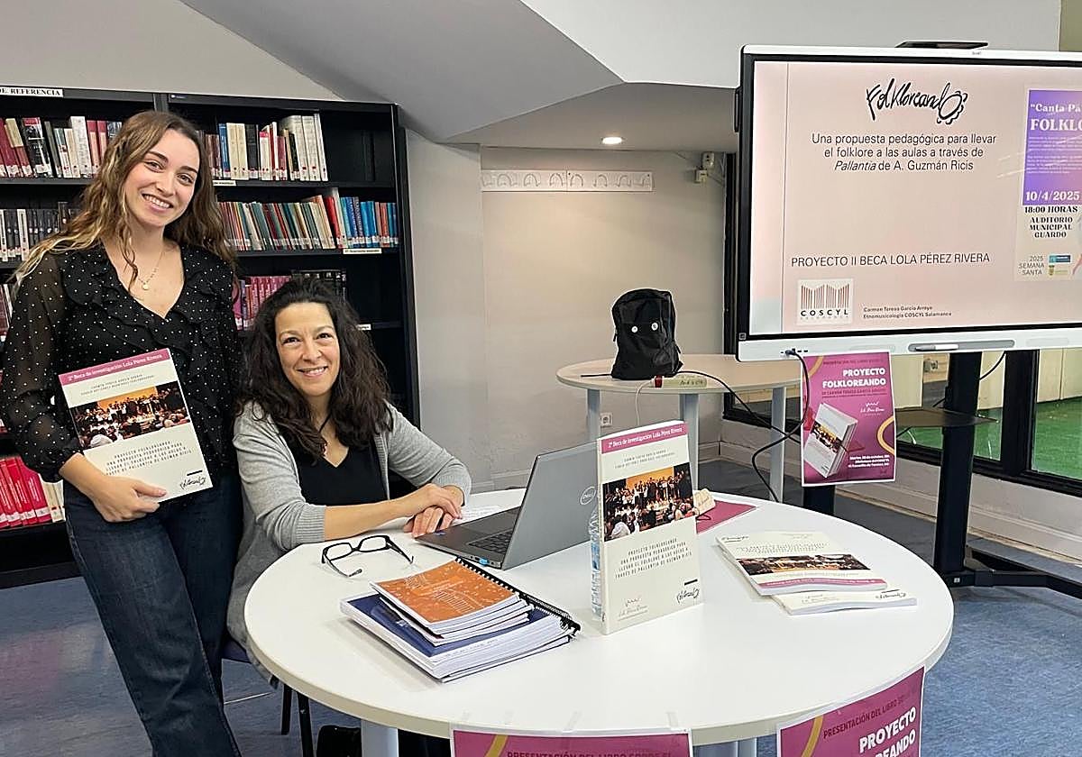 Carmen Teresa García Arroyo (sentada), con la vicepresidenta de la Fundación Lola Pérez Rivera, Andrea de la Calle.