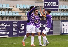 Los jugadores del Palencia CF celebran un gol.