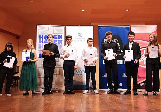 Foto de familia de los jóvenes ganadores de las distintas categorías del Concurso Infantil de Piano Santa Cecilia-Hazen.