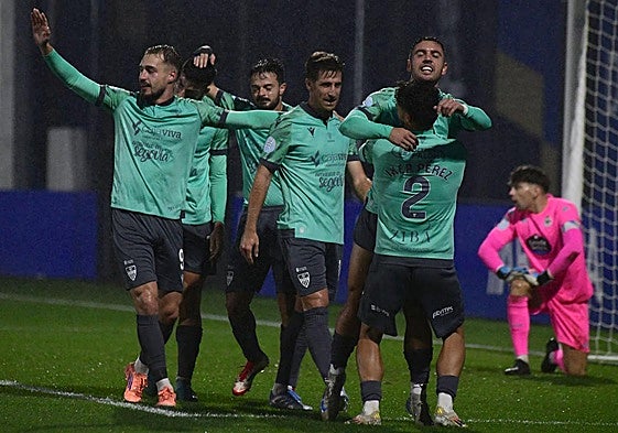 Celebración del gol de la victoria de la Segovina.