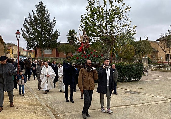 El paso con la imagen de Santa Cecilia fue portado a hombros por los vecinos