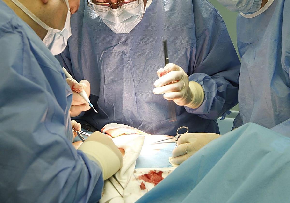 Intervención quirúrgica en el Hospital Clínico de Valladolid, en una imagen de archivo.