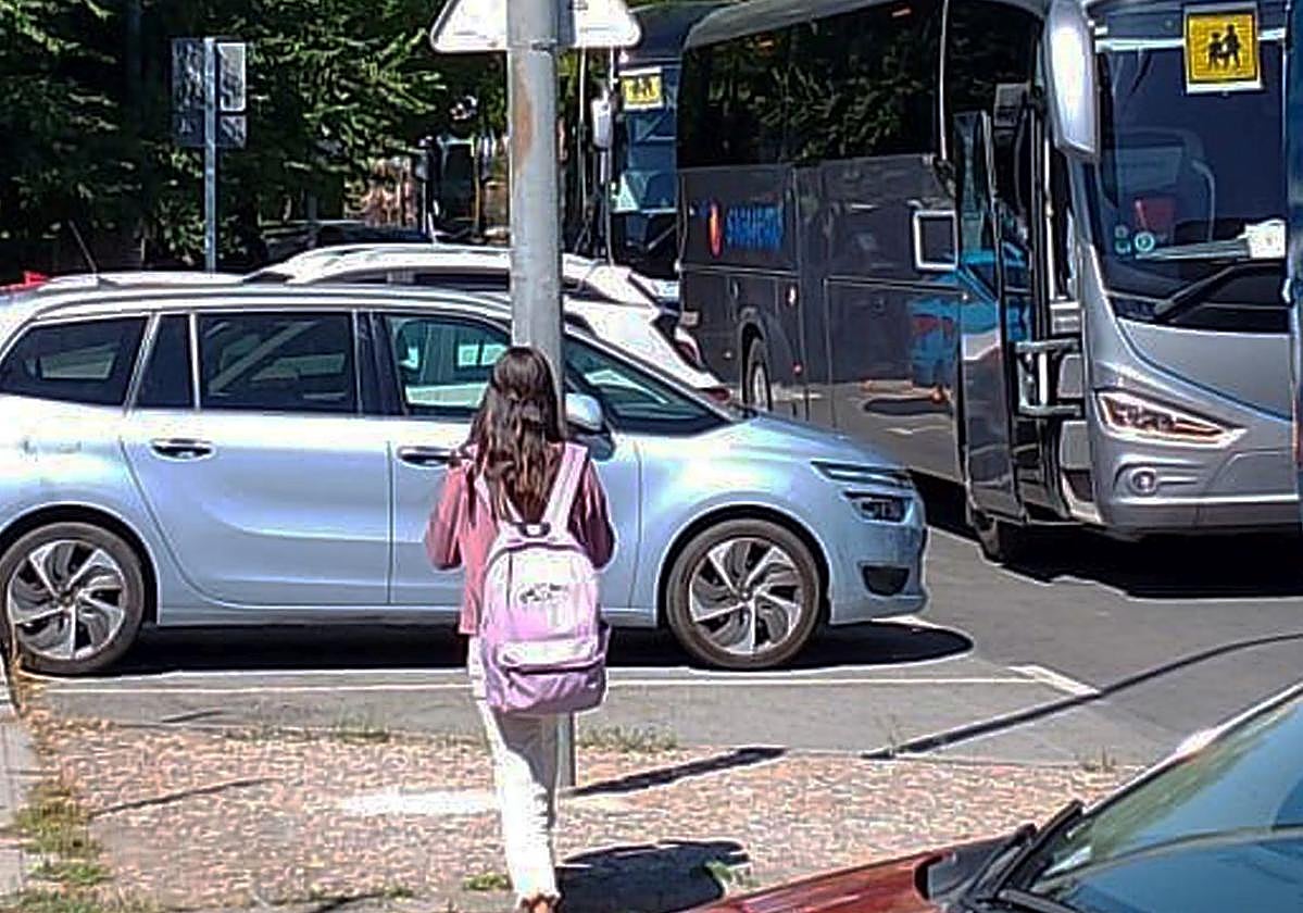 Una estudiante se dirige a un autobús escolar en Segovia en una imagen de archivo.