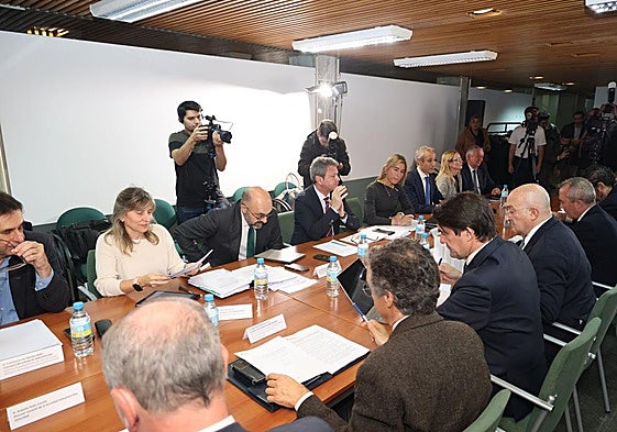 Los miembros de la sociedad Valladolid Alta Velocidad, antes de la primera reunión de la tarde.