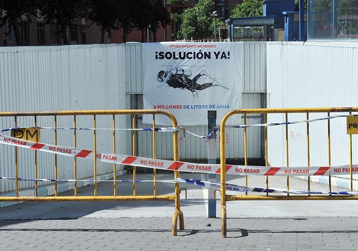 Inundación del aparcamiento de residentes de la plaza de la Solidaridad en marzo de 2021.