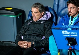 Almada, en el banquillo de Anoeta junto a Sisi.