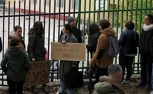 Concentración de padres de escolares de La Aneja, este lunes, pidiendo seguridad y soluciones a las carencias del colegio.