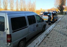 Un agente de la Policía Local inspecciona una furgoneta en Valladolid.