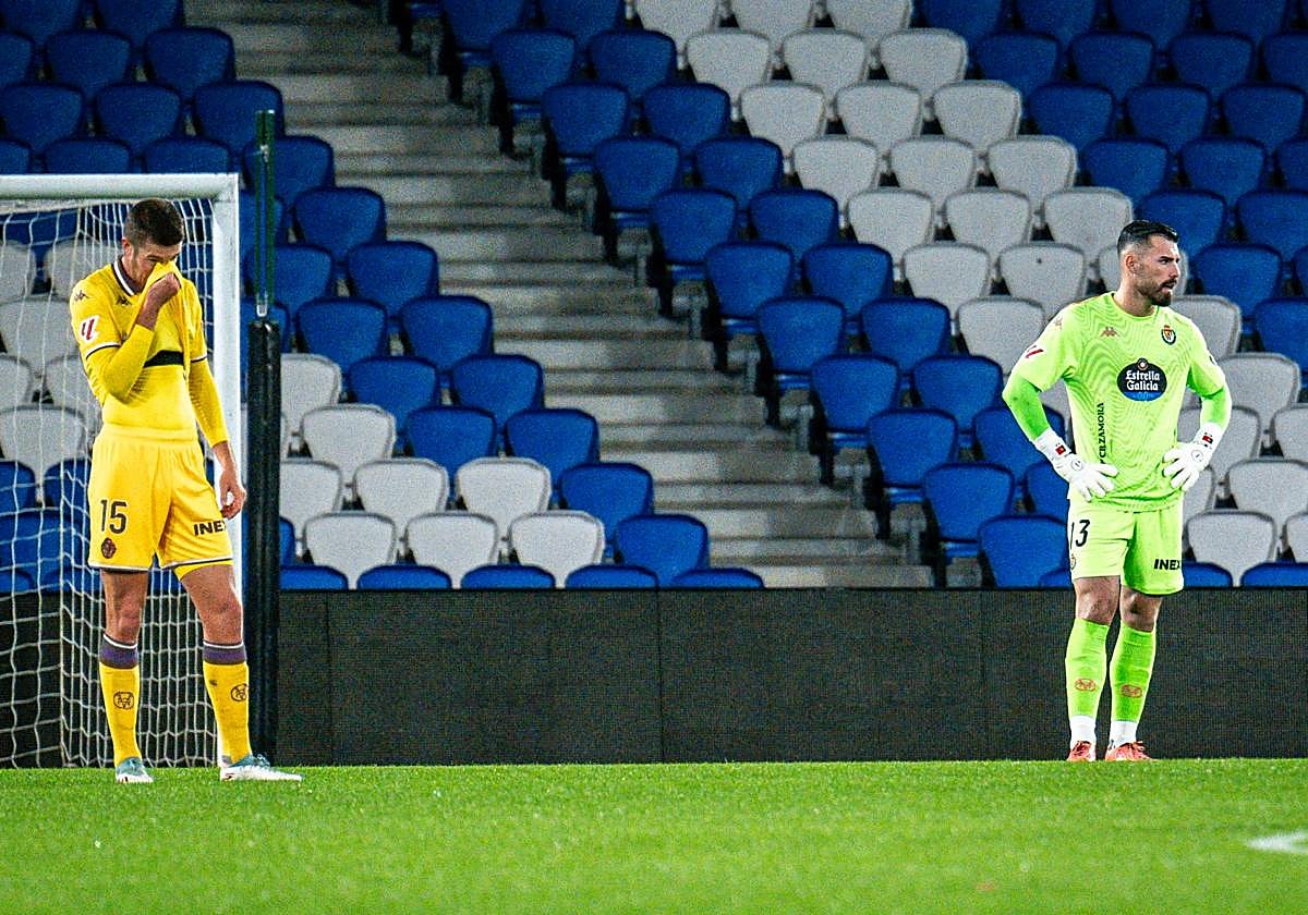 Tomeo y Guilherme, cariacontecidos tras encajar el gol en Anoeta.