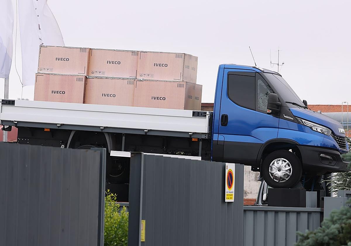 Furgoneta Daily a modo de monumento en el acceso a Iveco en Valladolid.