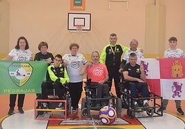 Foto de familia de los miembros del equipo de Powerchair Football de Pedrajas.
