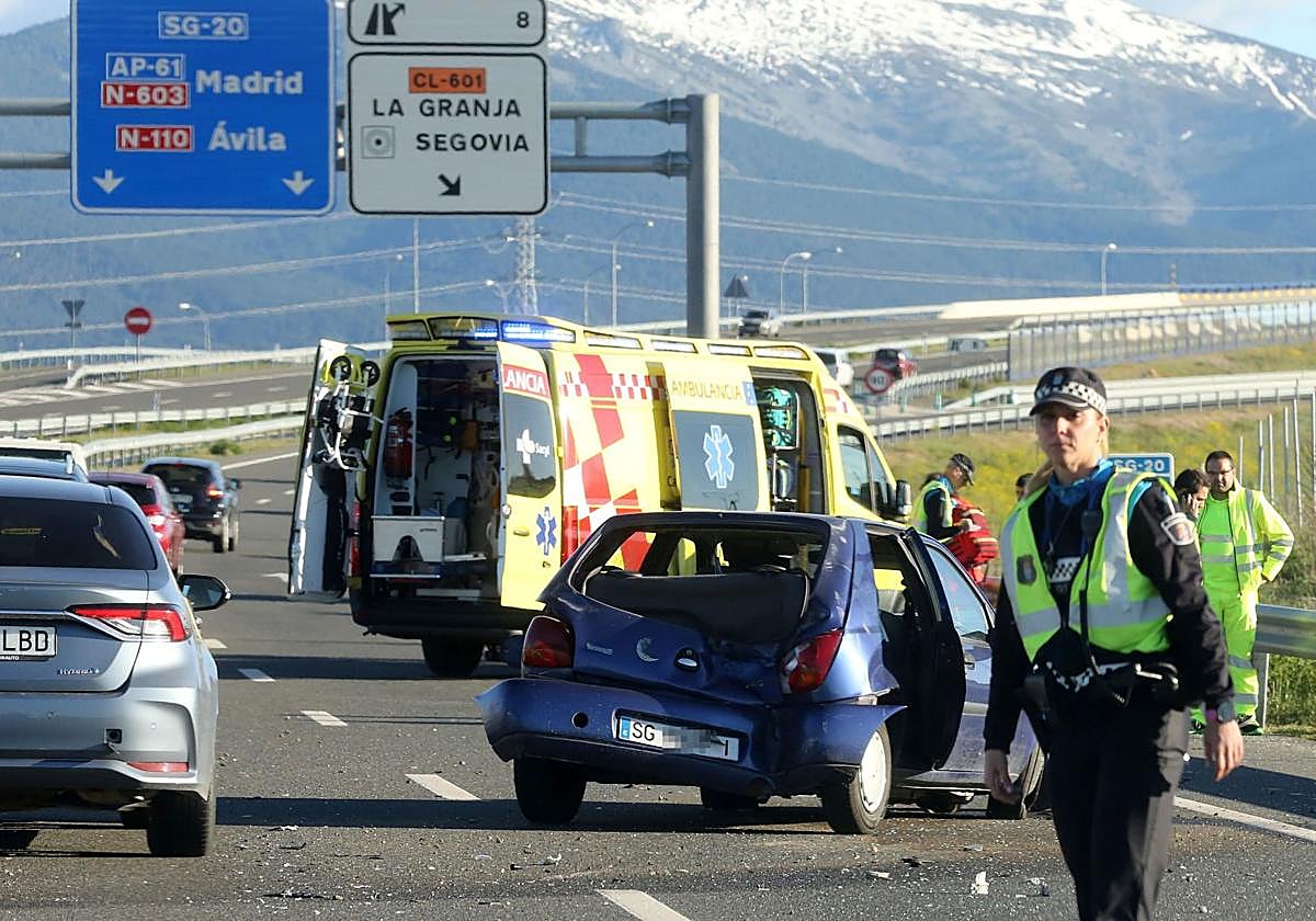 Policía local y equipos sanitarios de emergencias asisten a un accidente ocurrido en la SG-20.