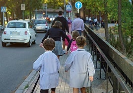 Niños van al colegio en Valladolid en una imagen de archivo.