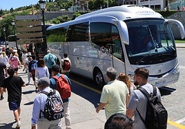 Turistas pasean por Vía Roma junto a la actual parada para autobuses turísticos.