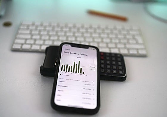 Factura electrónica de luz en una imagen de archivo.