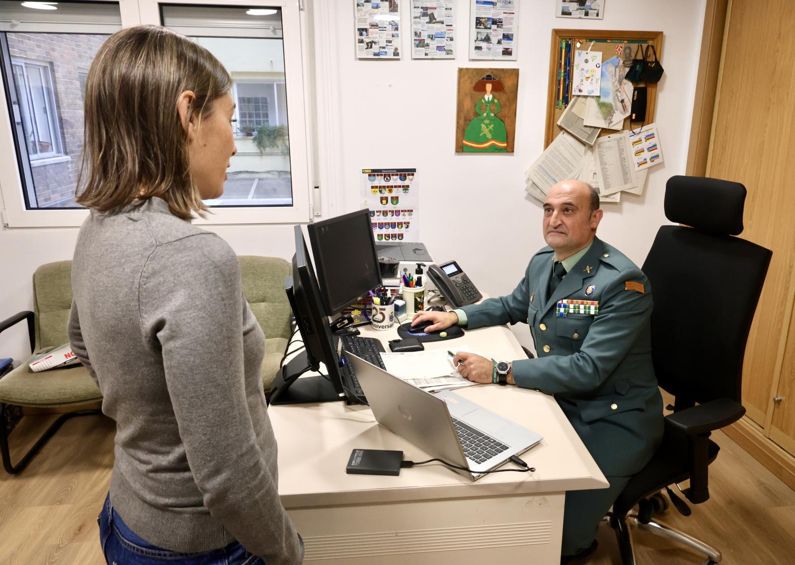 De izquierda a derecha, los guardias civiles Diez y Velasco, en las dependencias de la EMUME de Valladolid.
