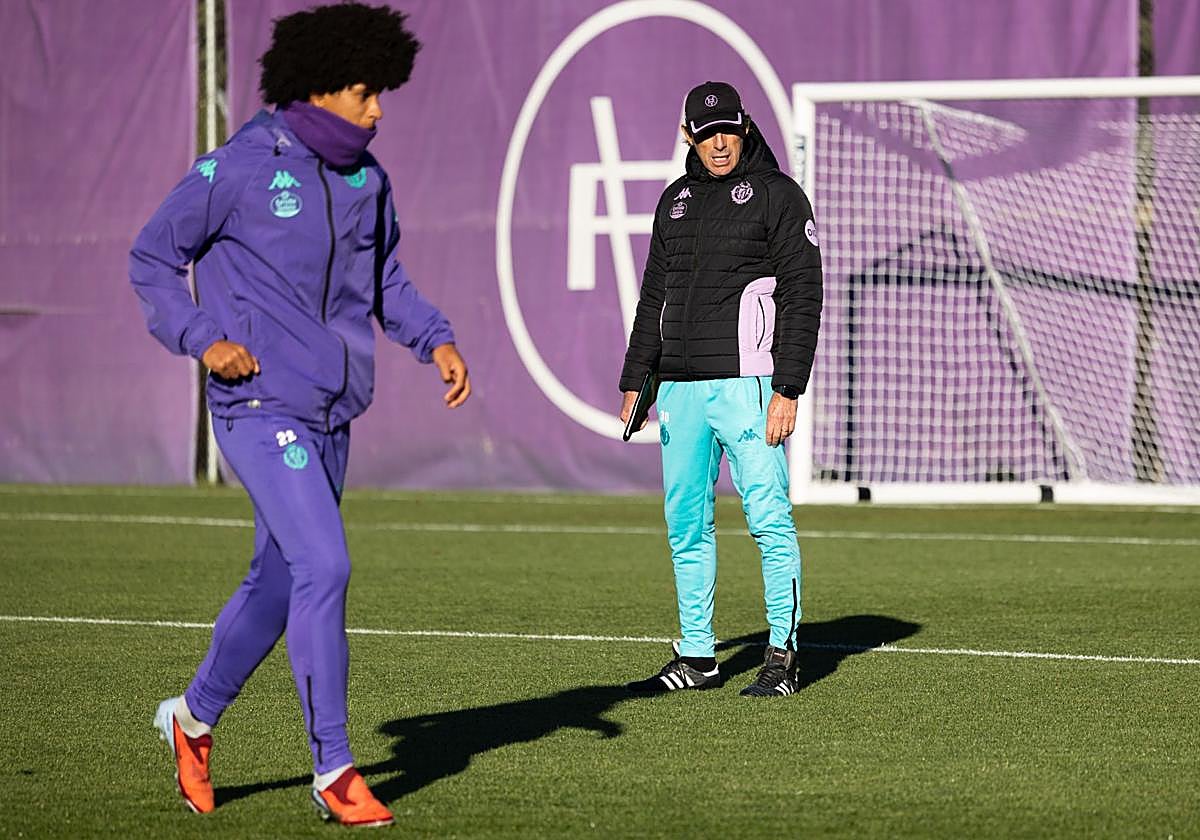 Peter Federico, muy abrigado, mientras Almada observa el entrenamiento.