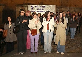 Un momento de la concentración de ayer en la plaza de las Sirenas.