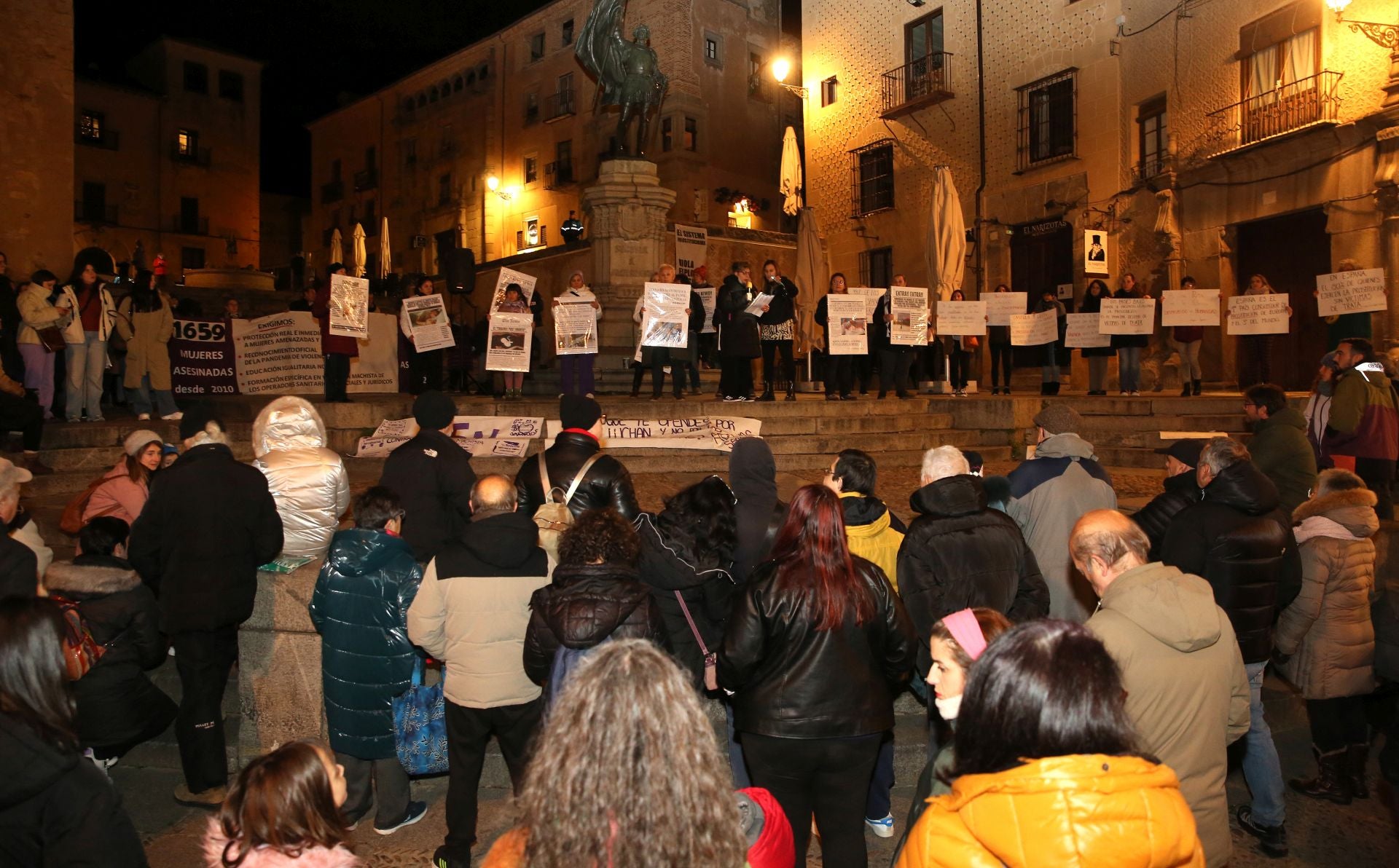 La concentración del 25N en Segovia, en imágenes