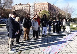Alumnos del Victorio Macho, con la pacarta con huellas y flechas que confeccionaron con los estudiantes del Sofía Tartilán.