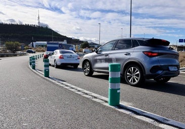 Instalan nuevos bolardos en el acceso a las rotondas de La Cistérniga para evitar la invasión de carriles