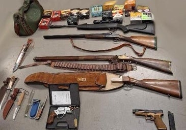 Le detienen por malos tratos a su mujer y le intervienen un arsenal de armas en casa