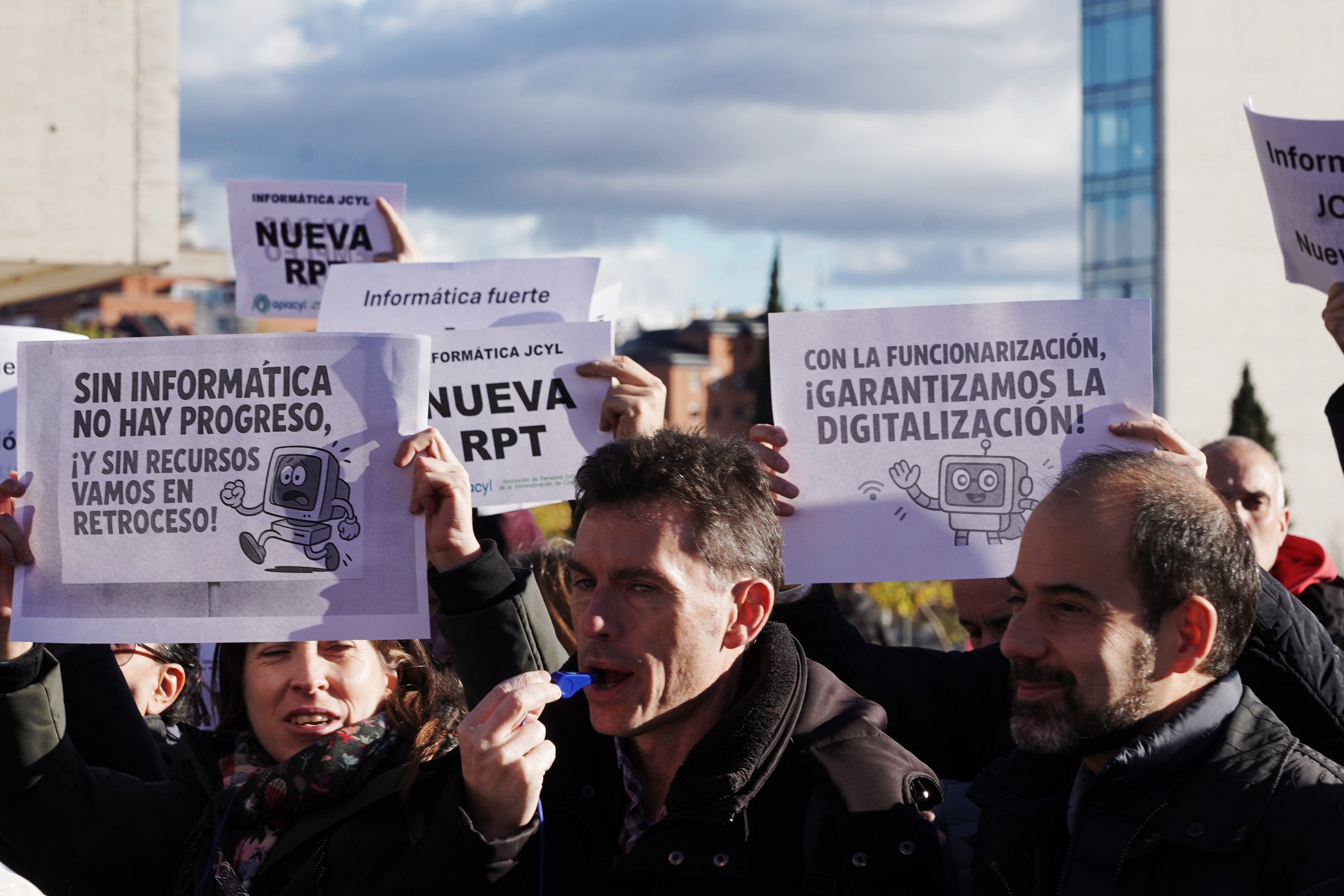 Informáticos de la Junta se manifiestan en las puertas de las Cortes de Castilla y León.