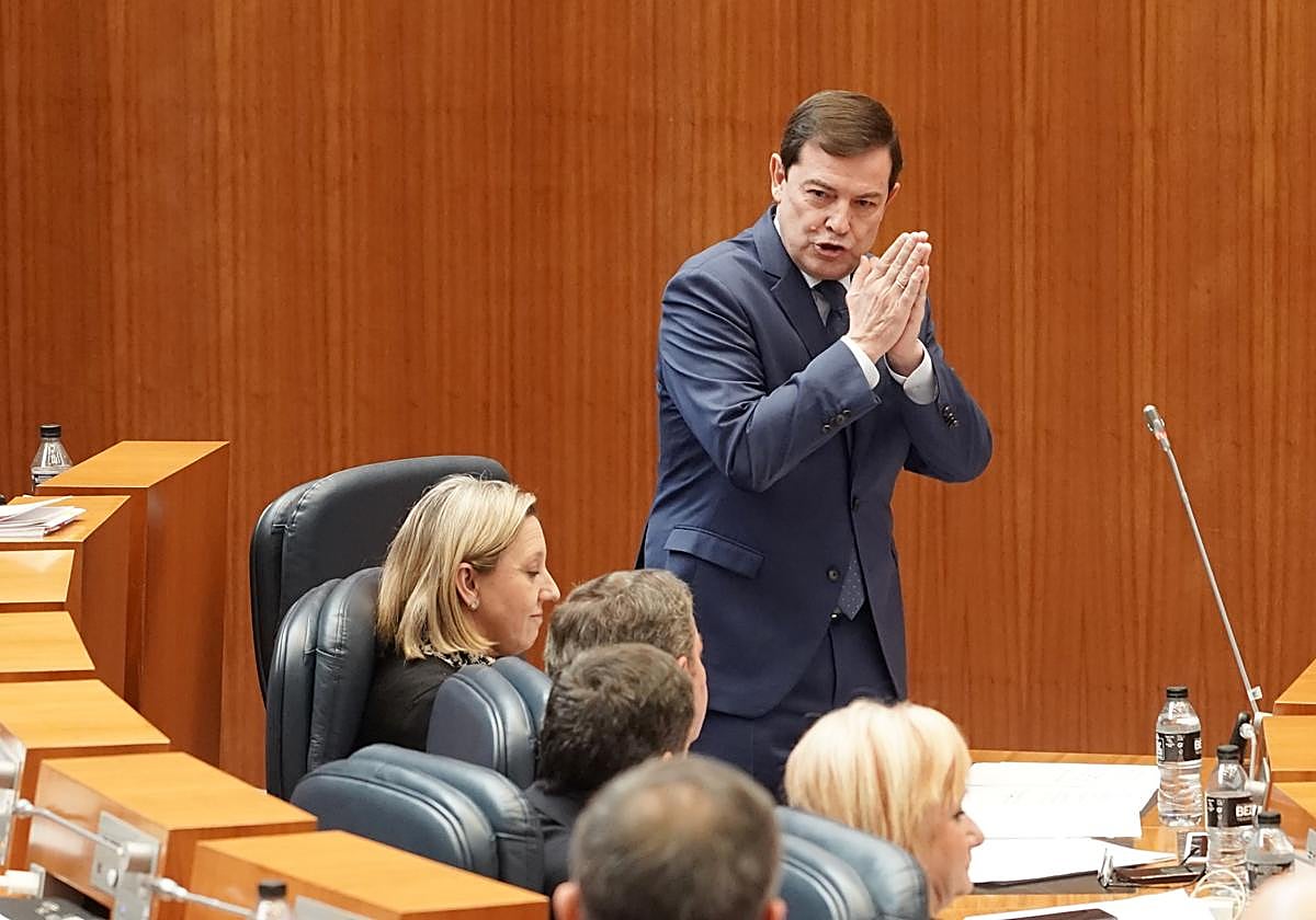 El presidente de la Junta, Alfonso Fernández Mañueco, durante el pleno de las Cortes.
