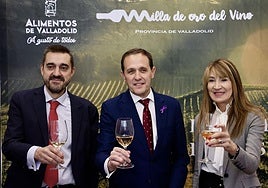 El presidente de la Diputación, Conrado Íscar (centro), este martes durante la presentación de la Milla de Oro del vino en Madrid.